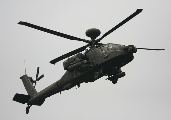 原文配图：波音公司研制生产AH-64D长弓阿帕奇攻击直升机。