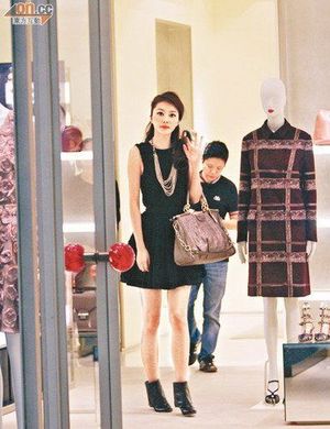 关之琳秀长腿血拼1小时 熊黛林名店穿梭无收获