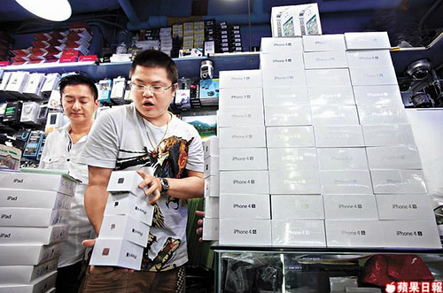 苹果iPhone4S报价8900元 内地消费者购买82台