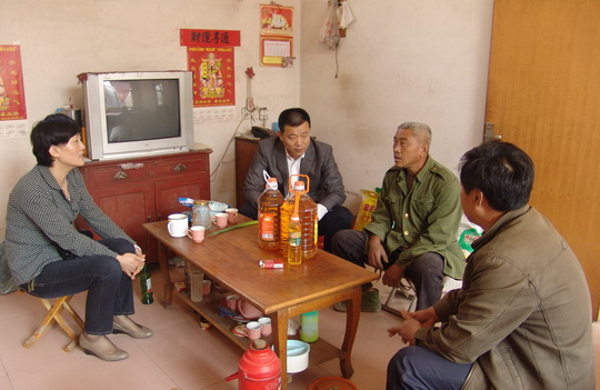 高密联通关爱帮扶群众送温暖
