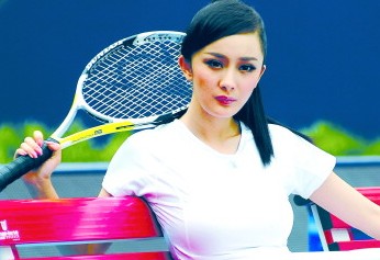 演员杨幂发布网球写真 身穿白色网球衣清纯可