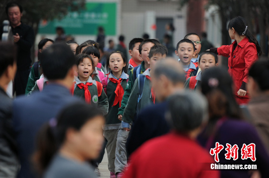 陕西少工委称小学生戴绿领巾属个案已被叫停(组图)