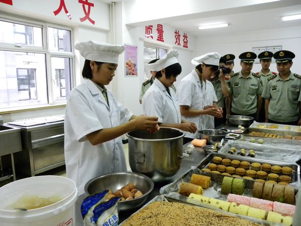 资料图:武警某部炊事员在制作糕点.图片来源:人民武警报