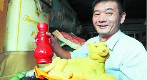 字画等艺术品收藏者很常见,可您见过专门收藏酒瓶子的玩家吗?