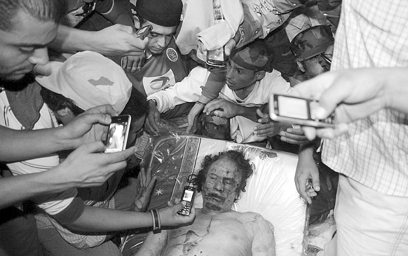 卡扎菲被活捉后中弹死亡(图)