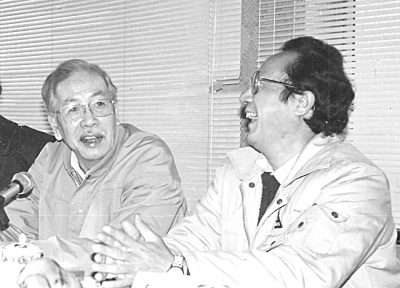 作者与张志公先生左在有关座谈会上 资料照片