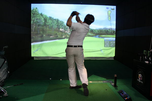 图文:亚洲高博会第二日 很逼真的高尔夫模拟器