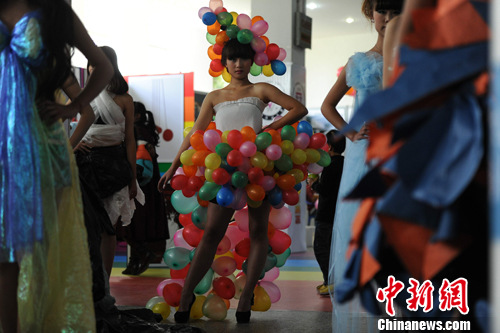 图为女大学生穿起创意