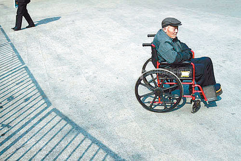失能老人养老难 养老院护理价格高床位不足(