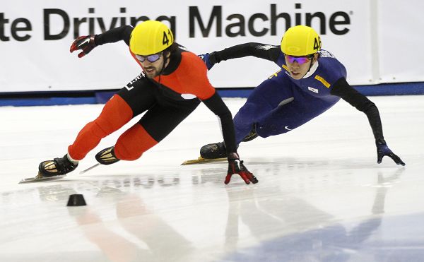 图文:短道速滑世界杯美国站 哈梅林超越对手