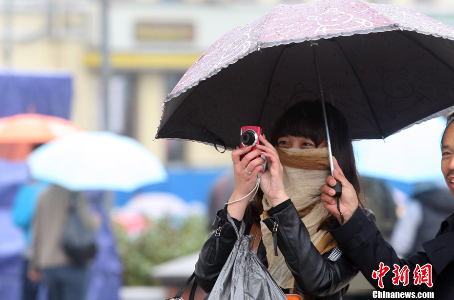 雨雪交加 冰城哈尔滨降温(组图)