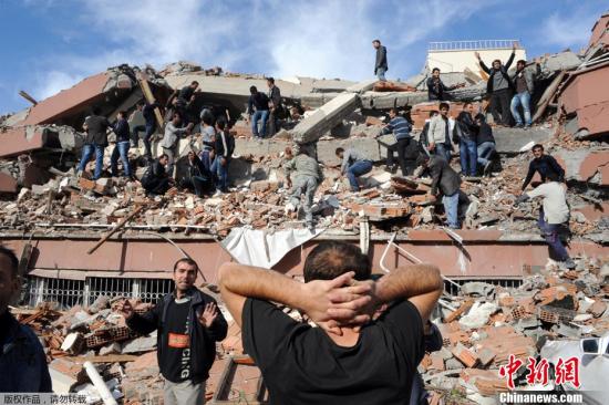 据外电报道，土耳其东部23日发生里氏7.3级地震，造成中部城市凡城多座建筑倒塌。土耳其媒体报道称，该市一座七层建筑发生倒塌，据信有人被埋，救援人员正在紧急施救。