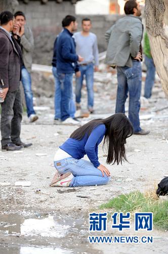 10月23日，在土耳其东部凡省，一名女子在地震后跪地痛哭。 新华社/阿纳多卢通讯社