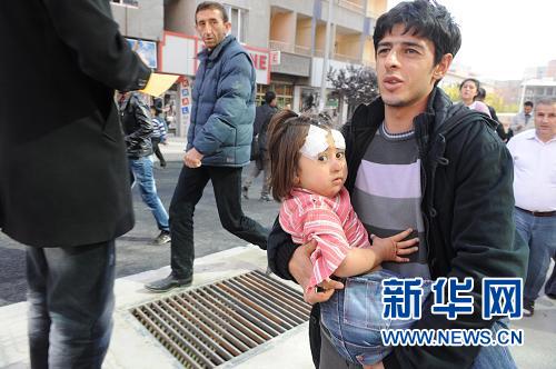 10月23日，在土耳其东部凡省，一名儿童在地震中受伤。新华社/阿纳多卢通讯社