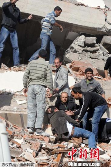 据外电报道，土耳其东部23日发生里氏7.3级地震，造成中部城市凡城多座建筑倒塌。土耳其媒体报道称，该市一座七层建筑发生倒塌，据信有人被埋，救援人员正在紧急施救。