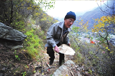 這塊石頭十分平整，用上它。