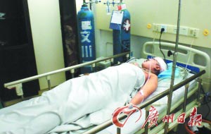 重伤的雷某躺在医院接受治疗。记者陈卓达摄