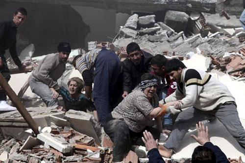 土耳其当地时间23日，地震重灾区凡城，救援人员正在对被埋人员紧急施救。