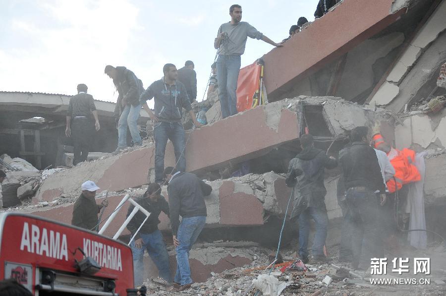 强震突袭土耳其 可致千人死亡[组图]