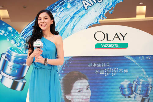 olay水漾动力系列全新代言人angelababy与现场消费者分享肌肤水润的