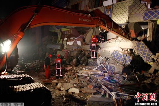 10月24日凌晨，土耳其内政部长沙欣表示，23日发生在土耳其东南部的7.2级地震已造成217人死亡。这是土耳其十年来最严重的一次地震灾害。图为救援人员搜救被困在废墟之下的幸存者。