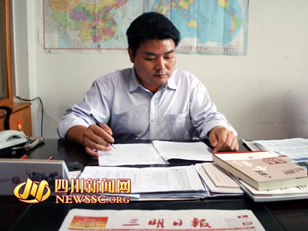 熊水荣在三明市将乐县农业局办公室内处理事务
