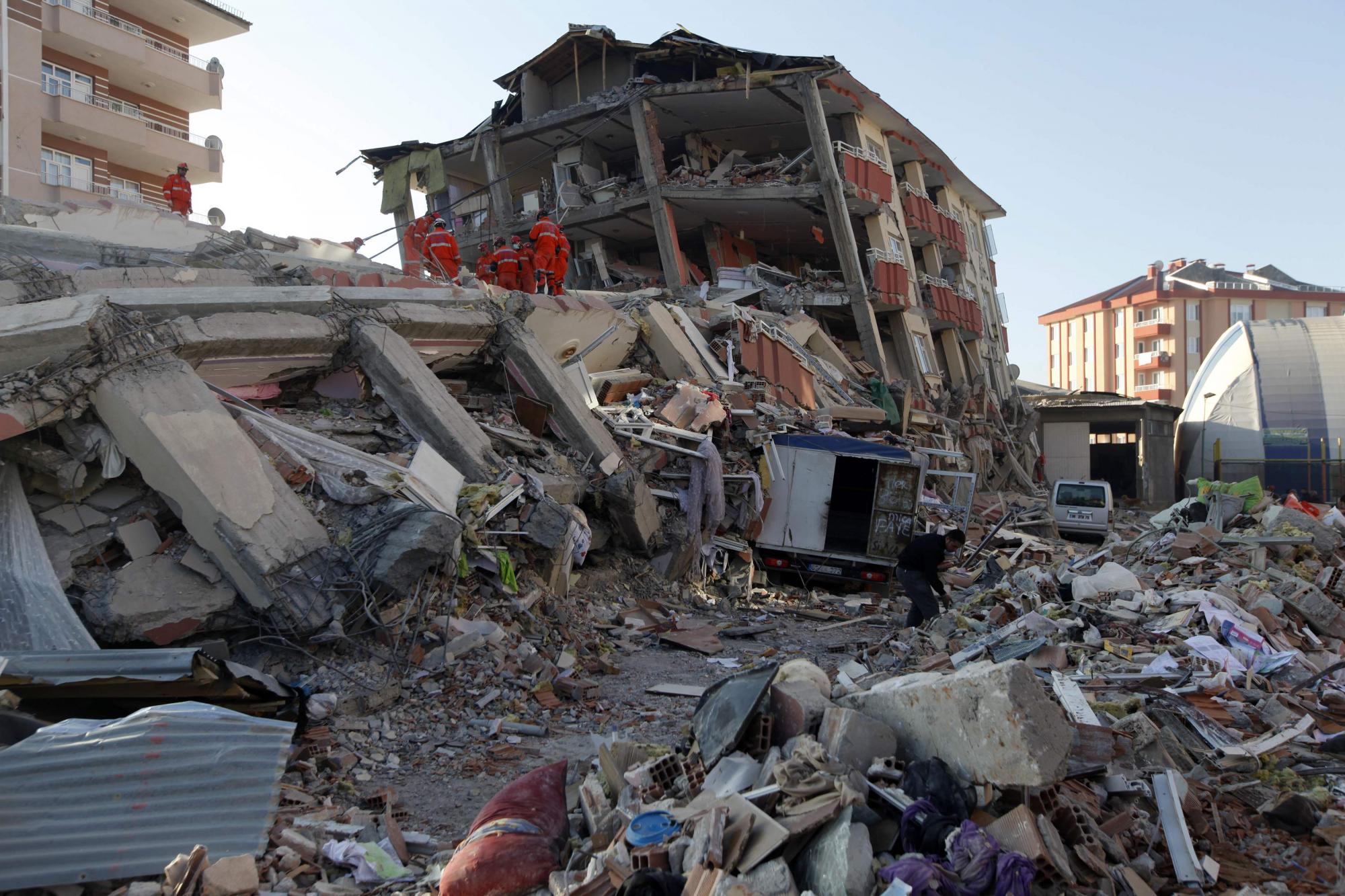 7.3级强震袭击土耳其 200余人遇难上千建筑坍塌(组图)-搜狐滚动