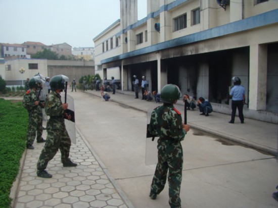 平凉:两警联合演练 共筑执勤"防火墙"(组图)