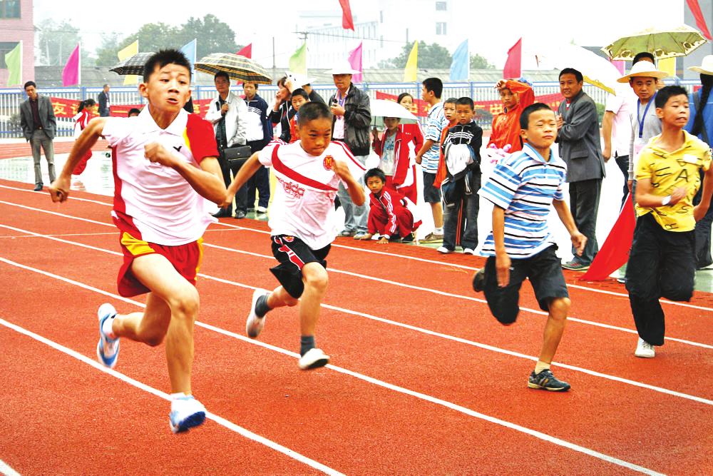 小学男子组在进行50米短跑赛(图)