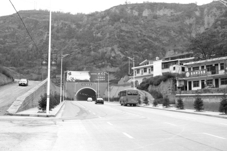 西大路隧道穿山而过,拉大了城市框架,对缓解城区交通压力起到一定的