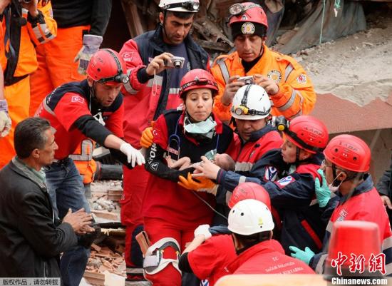 当地时间10月25日，土耳其凡市，在地震发生48小时后，一名2周大的女婴及其母亲和祖母三人先后从废墟中被成功救出，创造了一个奇迹。图为女婴被救起。