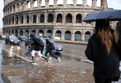 意大利暴雨3人遇难5人失踪 罗马交通瘫痪(图)