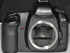 图为：佳能全画幅单反5D Mark II与24-70mm镜头