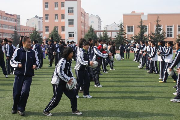 组图橄榄球成青岛城阳五中特色男女生都会打