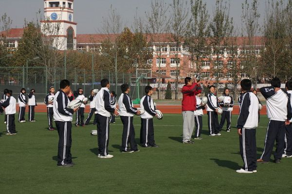 组图:橄榄球成青岛城阳五中特色 男女生都会打