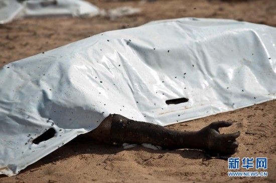 利比亚苏尔特志愿者清理卡扎菲支持者尸体【组图】(1)