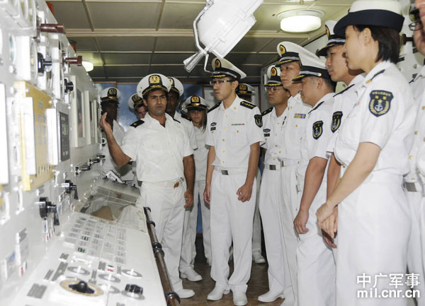 和平方舟执行任务官兵参观古巴海军训练舰(