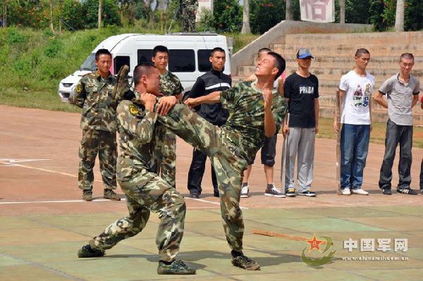 武警海南总队表彰先进单位和个人(组图)