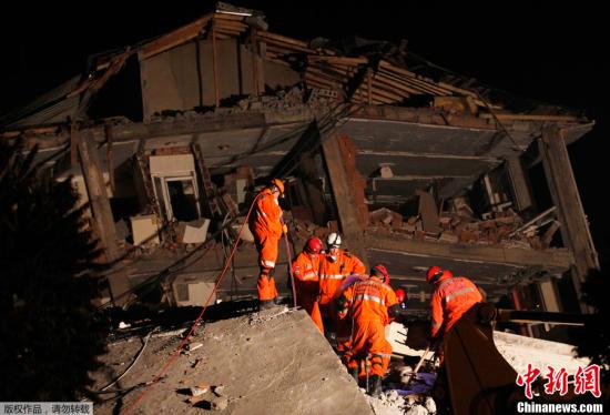 资料图：土耳其23日发生的7.2级地震已造成数百人死亡。这是土耳其十年来最严重的一次地震灾害。图为救援人员搜救被困在废墟之下的幸存者。