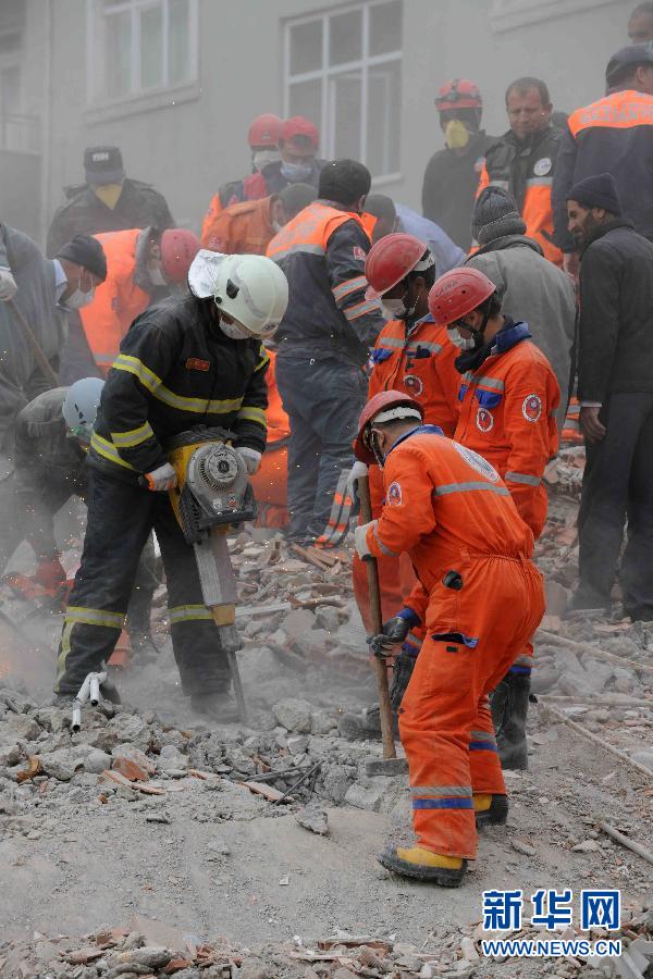 土耳其东部地震死亡人数升至471人(组图)