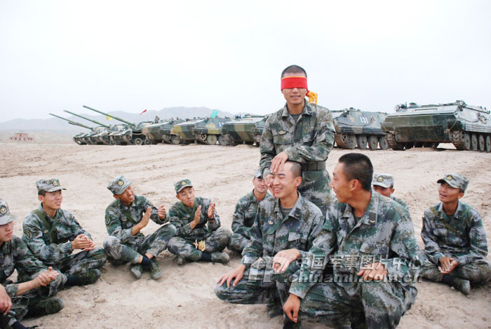 入秋以来,兰州军区某兵种训练基地野外驻训场上时而坦克装甲车轰鸣