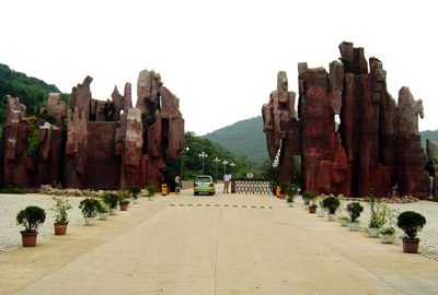南部凤阳山国家地质公园,北部明皇陵景区核心服务区,东部"当年小岗"等