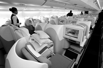 南航a380客机内每个座位都有一个独立的个人电视.