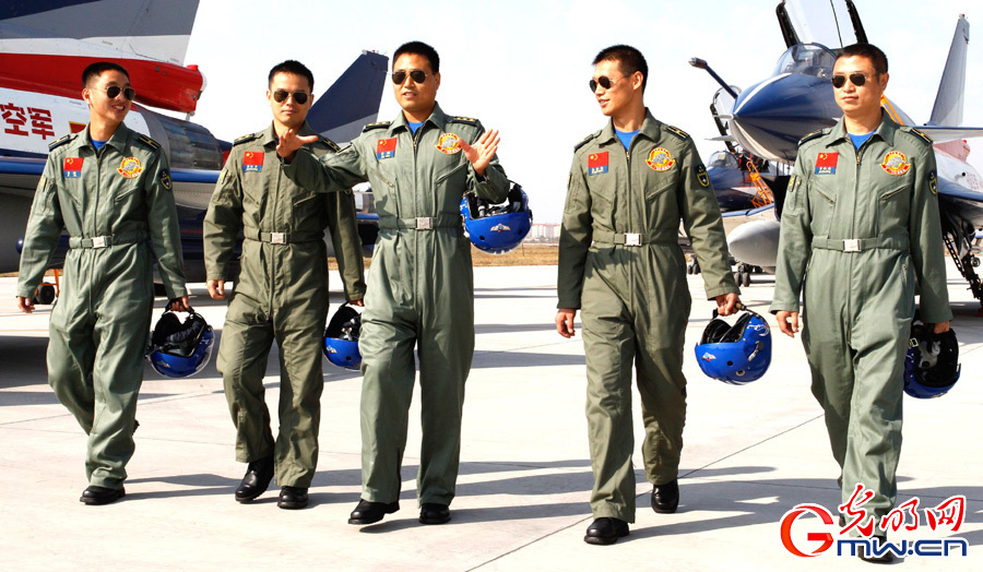 蓝天之鹰:中国空军八一飞行表演队历届飞行员