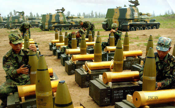 解放军士兵组装中国152毫米榴弹炮炮弹