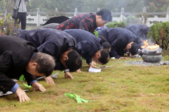 朝中华传统文化始祖三叩九拜