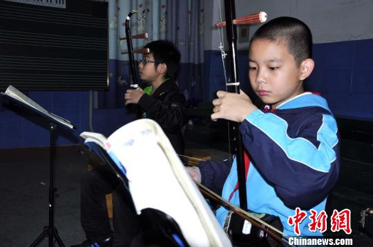 重庆高新实验第一小学学生正在拉二胡。 李兆友 摄