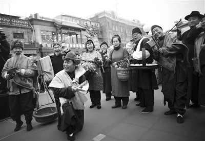 头戴毡帽,身着老北京服饰的传统艺人集体表演传统叫卖.