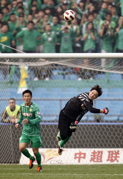 图文:[中超]北京2-3陕西 杨智扑救
