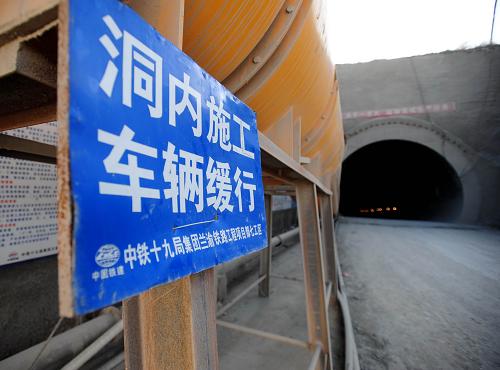 这是发生事故的施工隧道洞口(10月29日摄).新华社记者 聂建江 摄